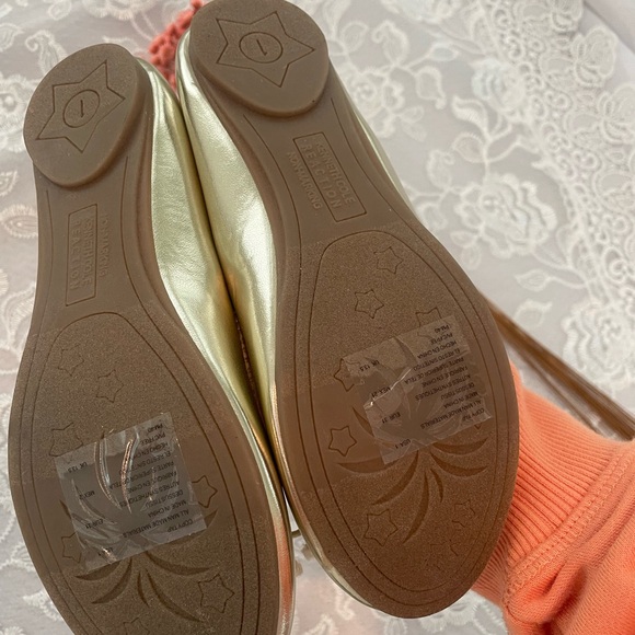 NWT Girls Kenneth Cole Metallic Flats - Picture 4 of 5